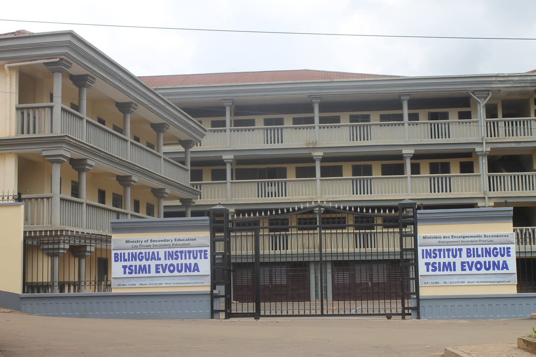 Entrée principale de l'Institut Bilingue Tsimi Evouna à Yaoundé